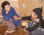 Mẹ già khốn khó nuôi con tâm thần