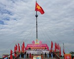 Thượng cờ mừng ngày thống nhất bên bờ sông giới tuyến