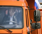 Ông Putin tự lái xe tải qua cầu mới mở nối Nga với Crimea