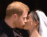 Hoàng tử Harry và Meghan Markle hôn nhau trước nhà nguyện St George