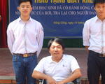 Hai học sinh nhặt được hơn 9 triệu đồng trả lại cho người tàn tật