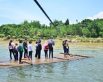 Tròng trành con chữ trên bè tre