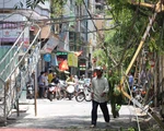 Đứt cáp treo giàn lau kính, 2 người đi đường bị thương