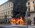 Xe buýt liên tục bốc cháy bí ẩn giữa Roma