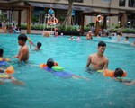 Nghỉ hè, cha mẹ trẻ đua nhau cho con đi học bơi