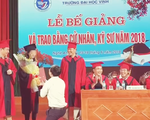 Phó bí thư Đoàn Trường ĐH Vinh quỳ gối cầu hôn nữ sinh tại lễ tốt nghiệp