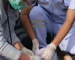 Bị cô giáo bỏ quên trên xe hơi, bé gái Thái Lan chết ngạt