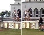 Dân Malaysia giận dữ vì du khách nhảy uốn éo trước nhà thờ Hồi giáo