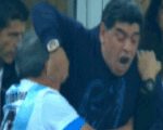 Maradona giơ ngón tay thối sau chiến thắng của Argentina