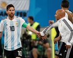 Sampaoli nói gì khi phải "hỏi" Messi lúc đưa Aguero vào sân?