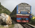 Đá cả trăm tấn rơi từ núi, đường sắt Bắc - Nam ở Quảng Bình hỏng nặng