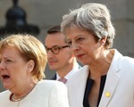 Thủ tướng Theresa May loạng choạng tay chèo "con thuyền Brexit"