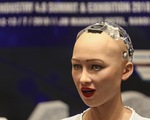 Cận cảnh robot Sophia mặc áo dài trò chuyện ở Việt Nam