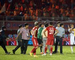 HLV Nguyễn Minh Phương lao vào sân phản ứng trọng tài