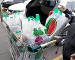 Úc cấm túi nilông: khách hàng tức giận ở siêu thị