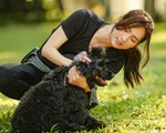 Thái Hòa, Phương Anh Đào vật lộn trên phim trường với… chó!