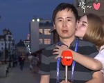 Những cái hôn trộm phóng viên đáng yêu và mất lịch sự nhất World Cup