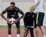 Neymar chỉ con chơi banh trên sân tập World Cup