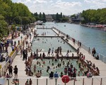 Paris biến kênh nước thải thành hồ bơi cho dân 