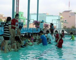 Huấn luyện viên Úc dạy trẻ Việt bơi lội, phòng chống đuối nước