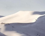Cảnh tượng thiên nhiên hiếm có: Tuyết phủ kín sa mạc đỏ Sahara