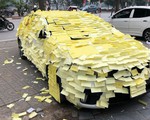 Nguyễn Trần Trung Quân bị fan dán giấy kín xe hơi