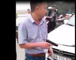 Sau khi húc văng xe máy, tài xế ôtô rút súng dọa bắn người