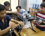 Máy bay không người lái giúp bón phân, phun thuốc trừ sâu