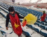 Cổ động viên Việt Nam nhặt rác giữa mưa tuyết sau trận chung kết