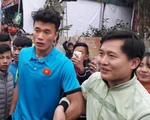 Fan vây kín UBND tỉnh Thanh Hoá, chào đón anh em Tiến Dũng, Văn Đại