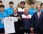 Thủ tướng tặng bóng và áo U23 để đấu giá vì người nghèo