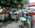 Hà Nội: đường phố ngập rác vì người dân chặn xe vào bãi rác