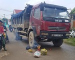Xe tải cán chết bé gái chạy ra cổng trường trong giờ ra chơi