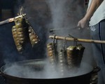 Sài Gòn chiều cuối năm hun hút khói bếp nấu bánh tét cúng giỗ ông bà