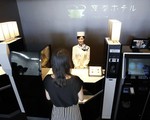 Khách sạn sa thải hơn 100 nhân viên robot vì... ăn hại