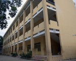 Đang giặt khăn lau bảng, nữ sinh gãy 2 chân vì tường sập văng trúng