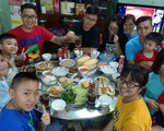 Mâm cơm gia đình: dạy con quy tắc hội nhập trên bàn ăn