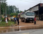 Dân chặn xe tải vì để bùn đất rơi đầy đường