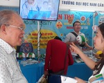 Hai giáo sư "cổ lai hi" đi tư vấn tuyển sinh