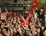 Tuyển Việt Nam chiến thắng quả cảm, Sài Gòn, Hà Nội đón "bão" lớn
