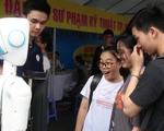 Học sinh thích thú nghe robot tư vấn tuyển sinh và... chỉ đường