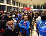 Vạ vật xếp hàng từ 3h sáng tại sân bay Tân Sơn Nhất chờ về quê