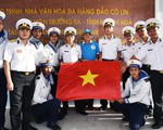 Lá cờ có chữ ký của đội tuyển bóng đá Việt Nam đã đến Trường Sa