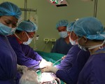 Lần đầu tiên ở Việt Nam: bệnh nhân vừa được mổ khối u vừa hát