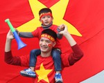 Người hâm mộ ngóng chờ các người hùng tuyển Việt Nam 