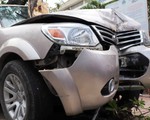 Xe 7 chỗ tông chết bé trai chờ xe buýt trên vỉa hè với mẹ