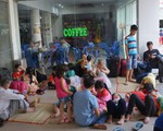 Tàu trật bánh, khách trải chiếu nằm vạ vật ở ga Sài Gòn chờ tàu