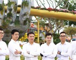 Nam nhân viên cũng tạo dáng chụp ảnh phố hoa