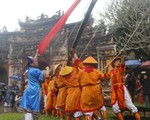 Đại Nội Huế dựng nêu đón tết trong mưa
