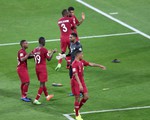Cổ động viên UAE la ó khi Qatar hát quốc ca, ném giày vào cầu thủ Qatar